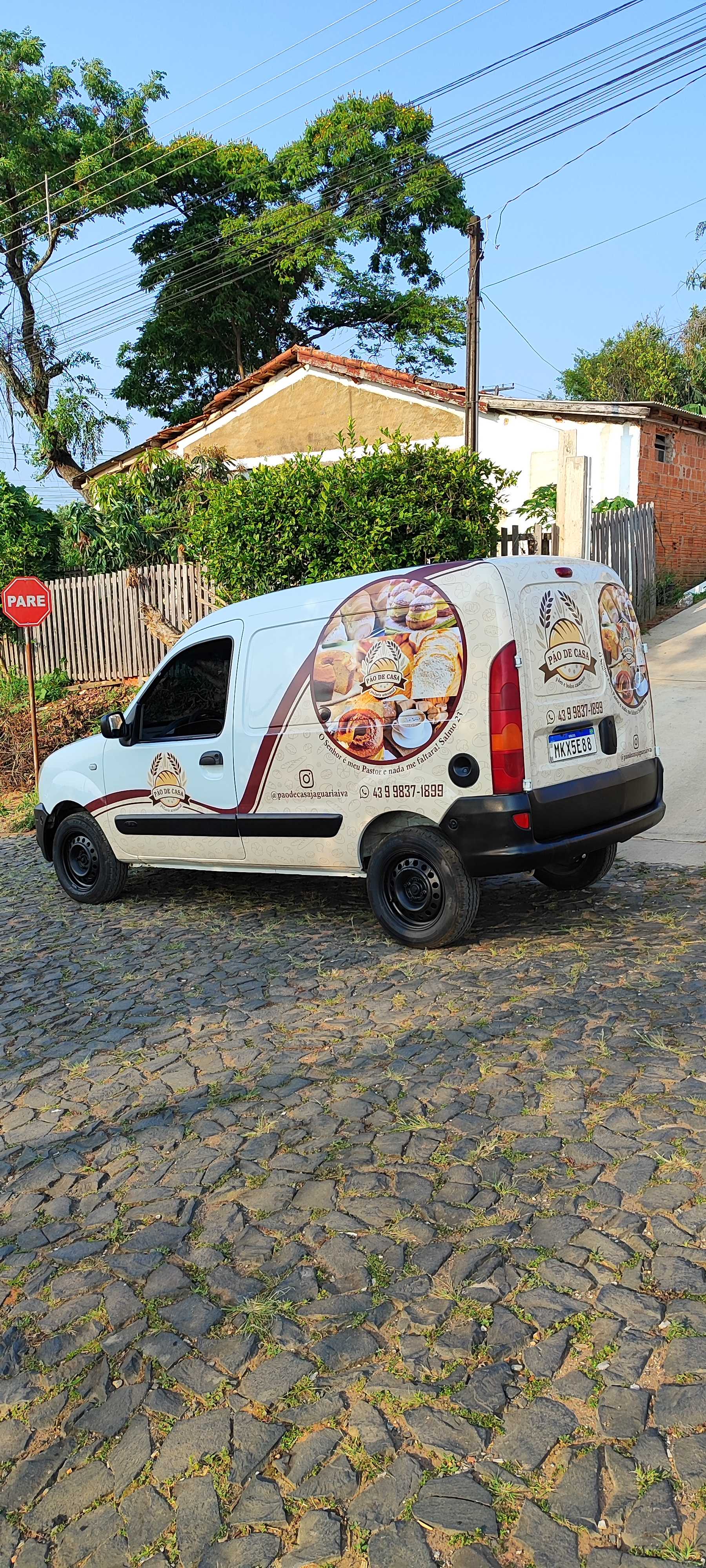 Kangoo atual da Pão de Casa Móvel com identidade visual da empresa