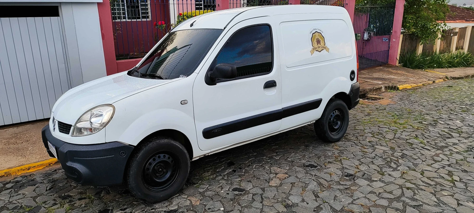 Primeira Kangoo utilizada nas entregas da Pão de Casa
